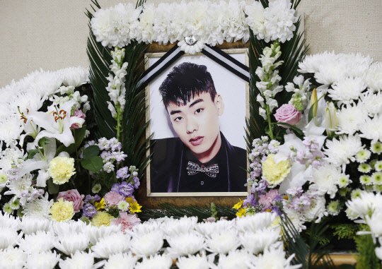 래퍼 아이언(본명 정헌철·28)의 빈소가 26일 서울 중구 국립중앙의료원 장례식장에 마련됐다.   아이언은 지난 25일 서울의 한 아파트 화단에서 피를 흘리며 쓰러진 채로 발견, 병원으로 옮겨졌으나 사망 판정을 받았다. [사진공동취재단]